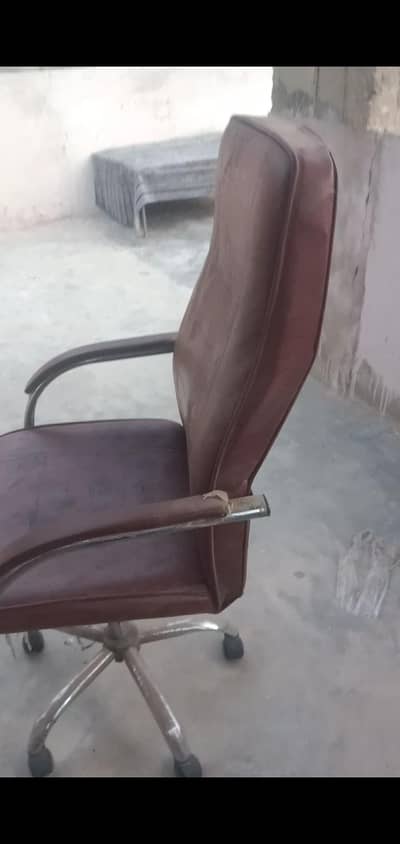 selling used chier comfortable good candtion karachi