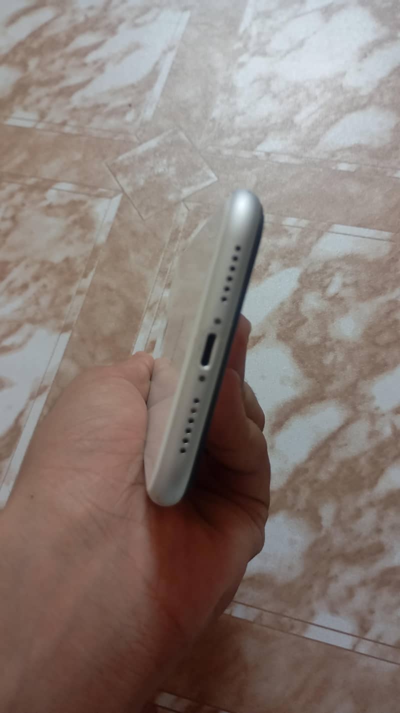 Apple iPhone XR 4