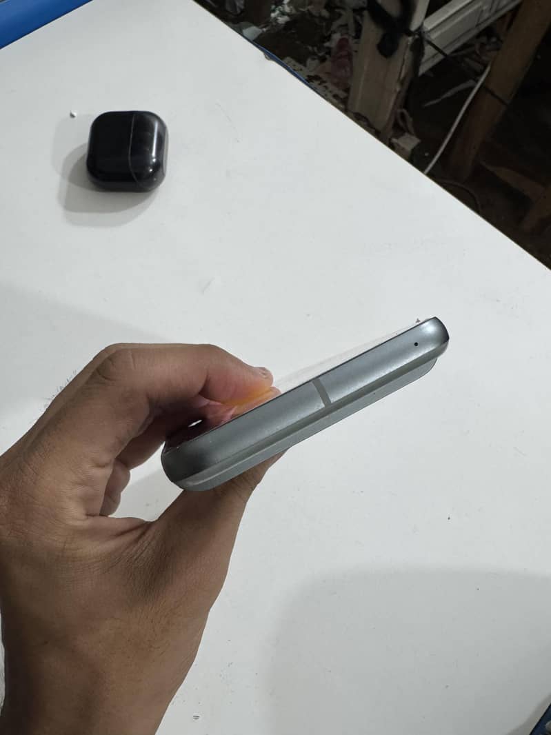 Google Pixel 8 4