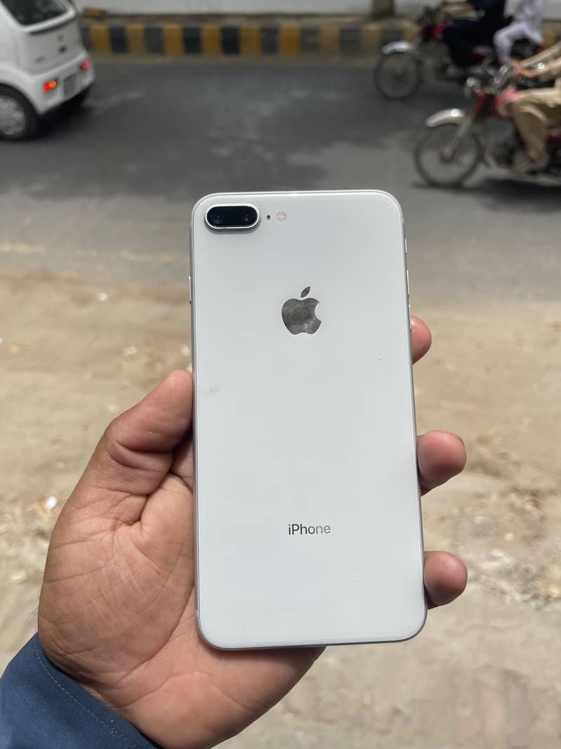 Apple iPhone 8 Plus 3