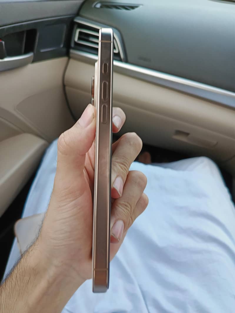 iPhone 16 Pro Max 4