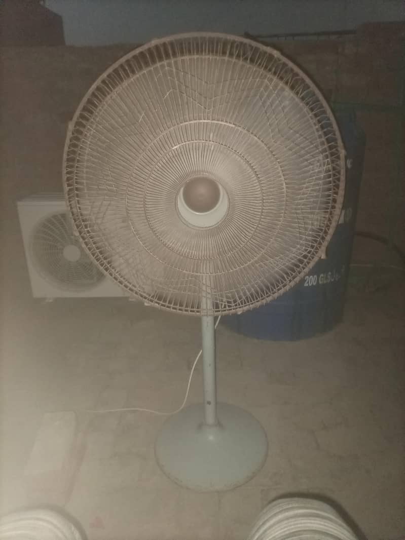 دو پیڈسٹل فین براۓ فروخت  جی ایف سی اور 1