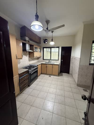 10 MARLA 4 BEDROOM HOUSE AVAILABLE FOR RENT