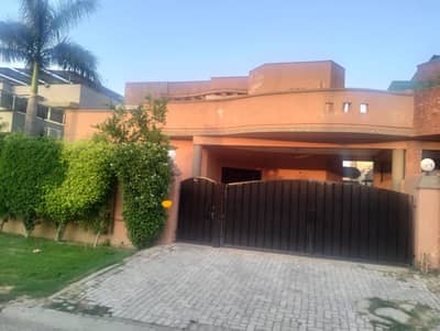 1 KANAL 5 BEDROOM HOUSE AVAILABLE FOR RENT