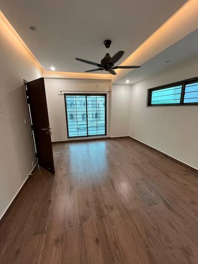 12 MARLA 4 BEDROOM APARTMENT AVAILABLE FOR SALE