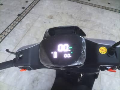 Metro T9 Sports Scooty