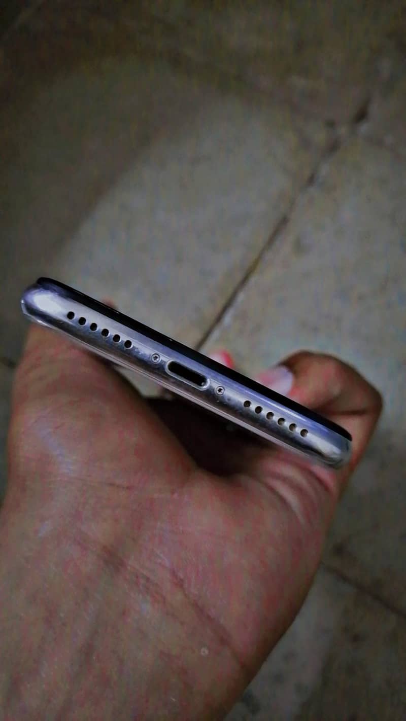 Apple iPhone X 4