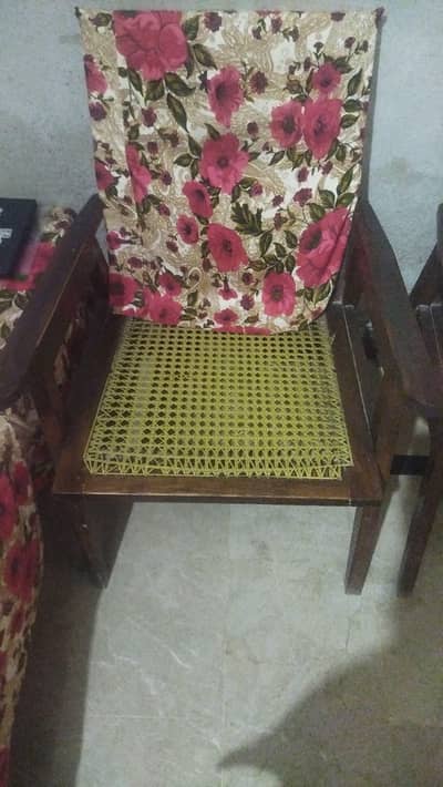 Tali wood chairs available in Good condition