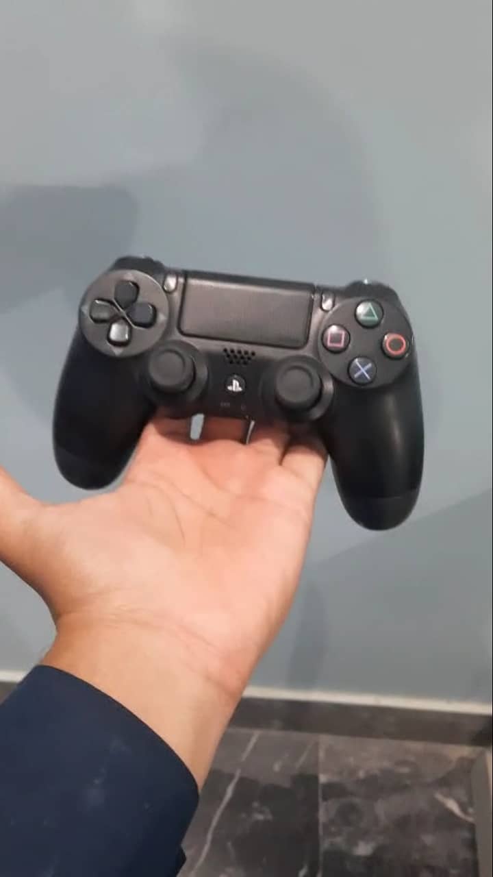 Ps4 wireless controller with dualshock. 4 1