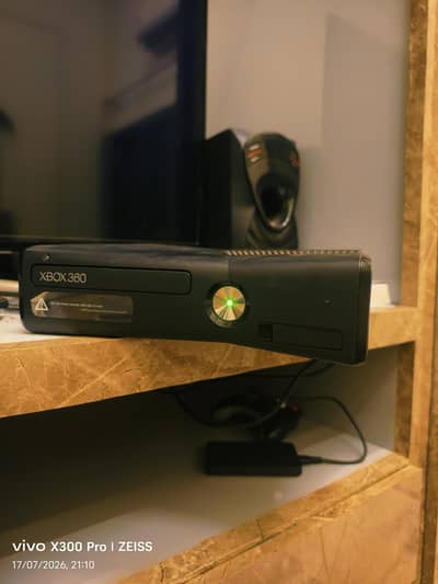 Xbox 360 Slim  256GB 2 WIRELESS CONTROLLER 28GAMES INSTALLED