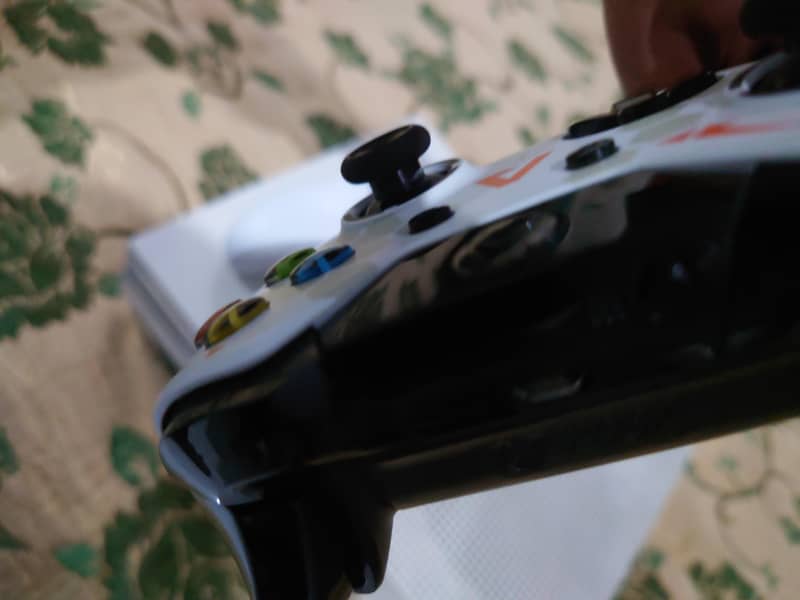 Xbox One S 4