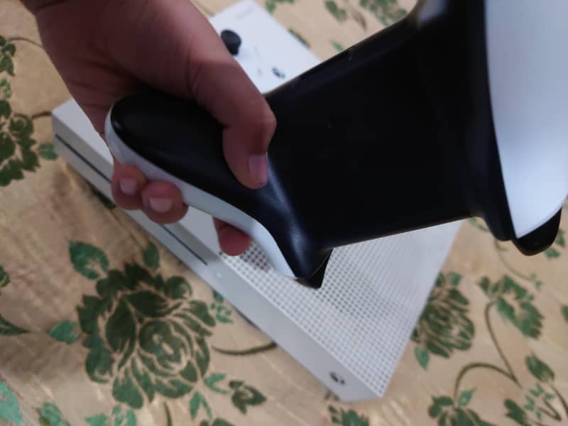 Xbox One S 5