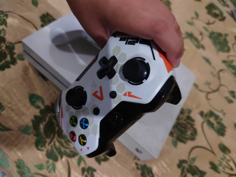 Xbox One S 6