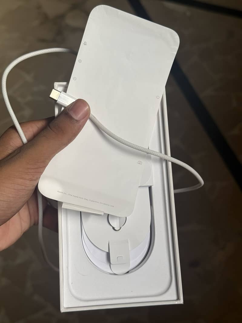 Apple iPhone 16 Pro Max with box cable 8