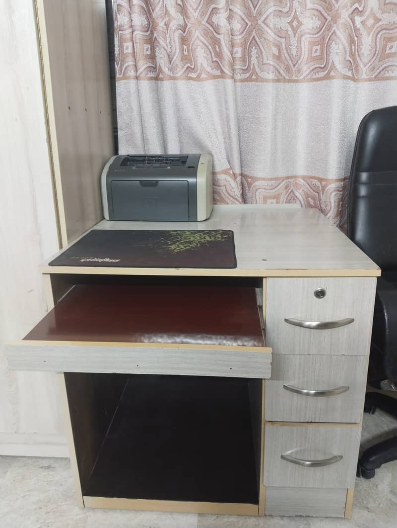 Computer Table and Chair 0