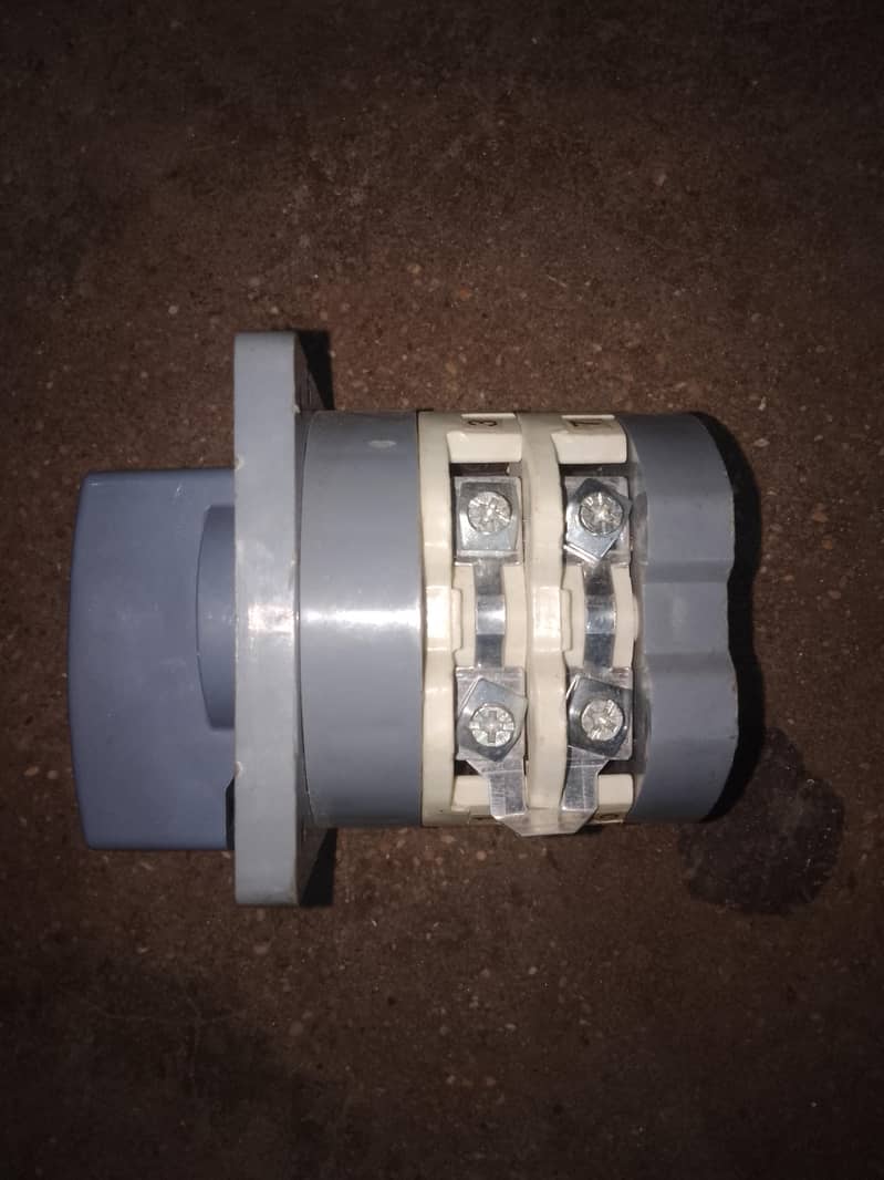 3 phase change over switch 0