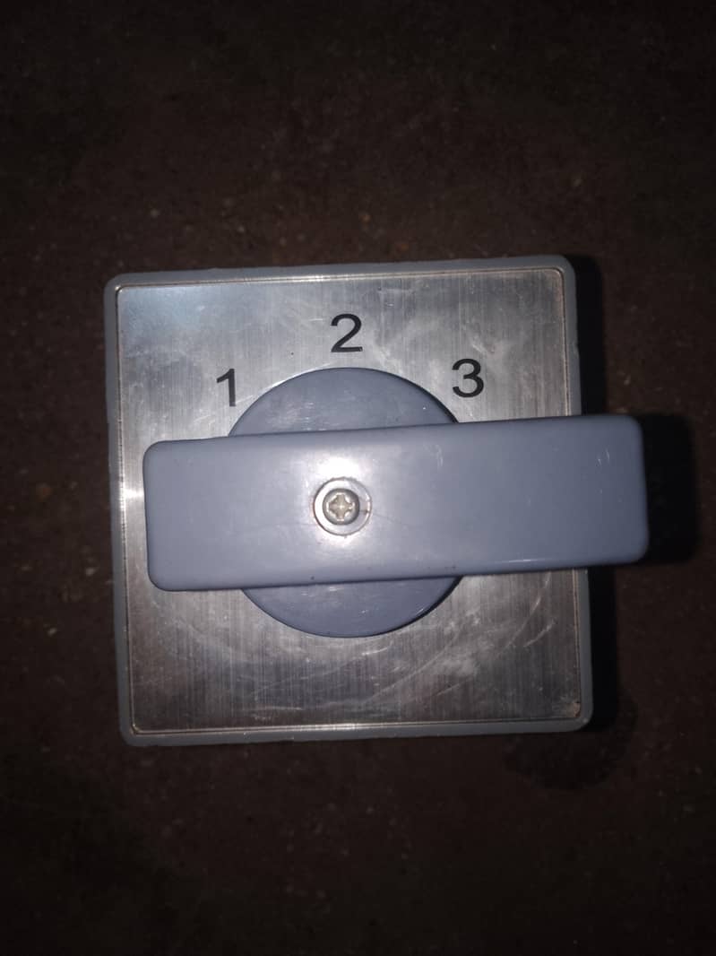 3 phase change over switch 2