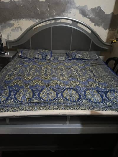 king bed with tow side table and 1 mirror and metros