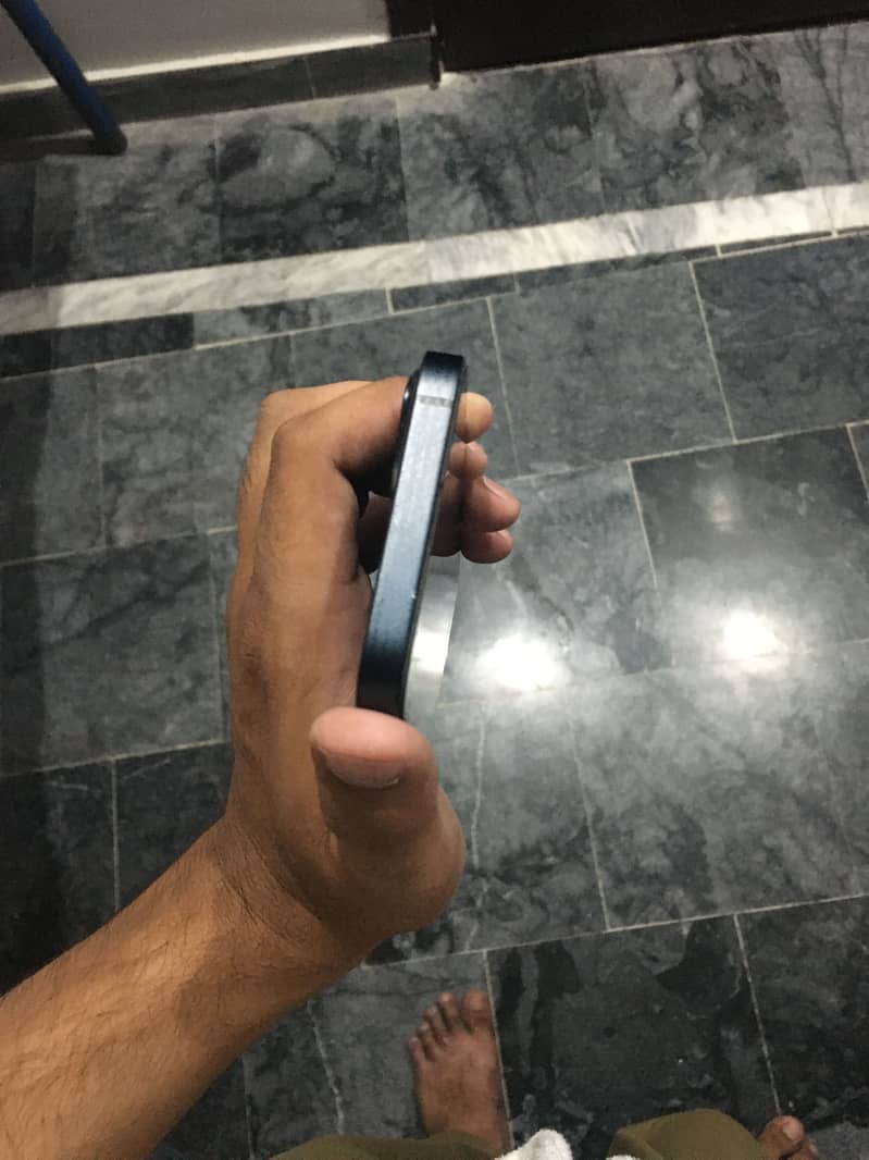Apple iPhone 13 5