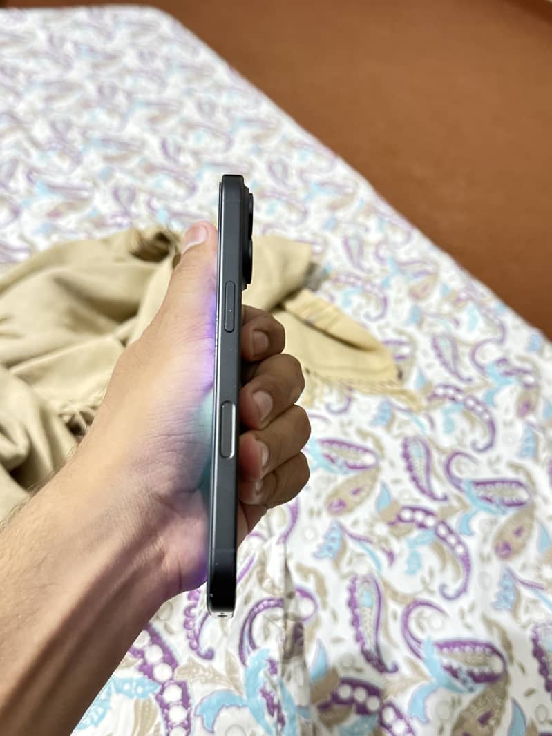 Apple iPhone 16 6