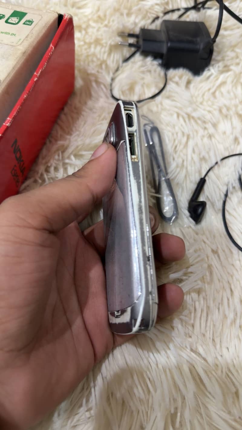 Nokia E72 With full Box 2