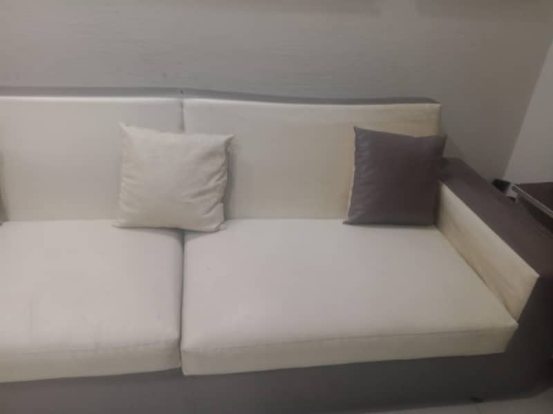 4 seater sofa 0