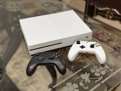 Xbox One S (1 TB) disk + digital editon with extra controller