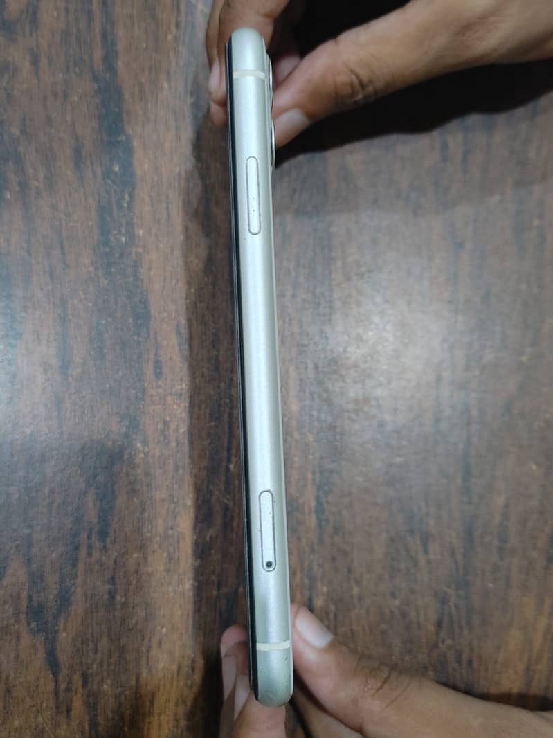 Apple iPhone 11 4