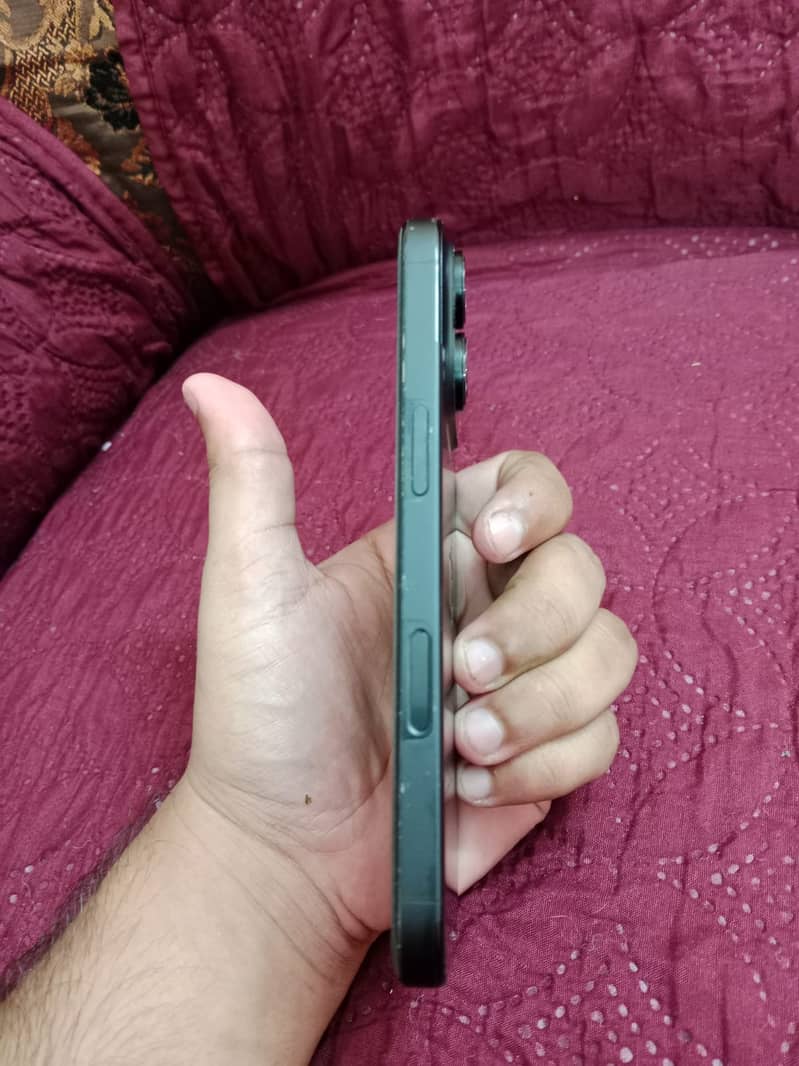 Apple iPhone 16 Pro 2