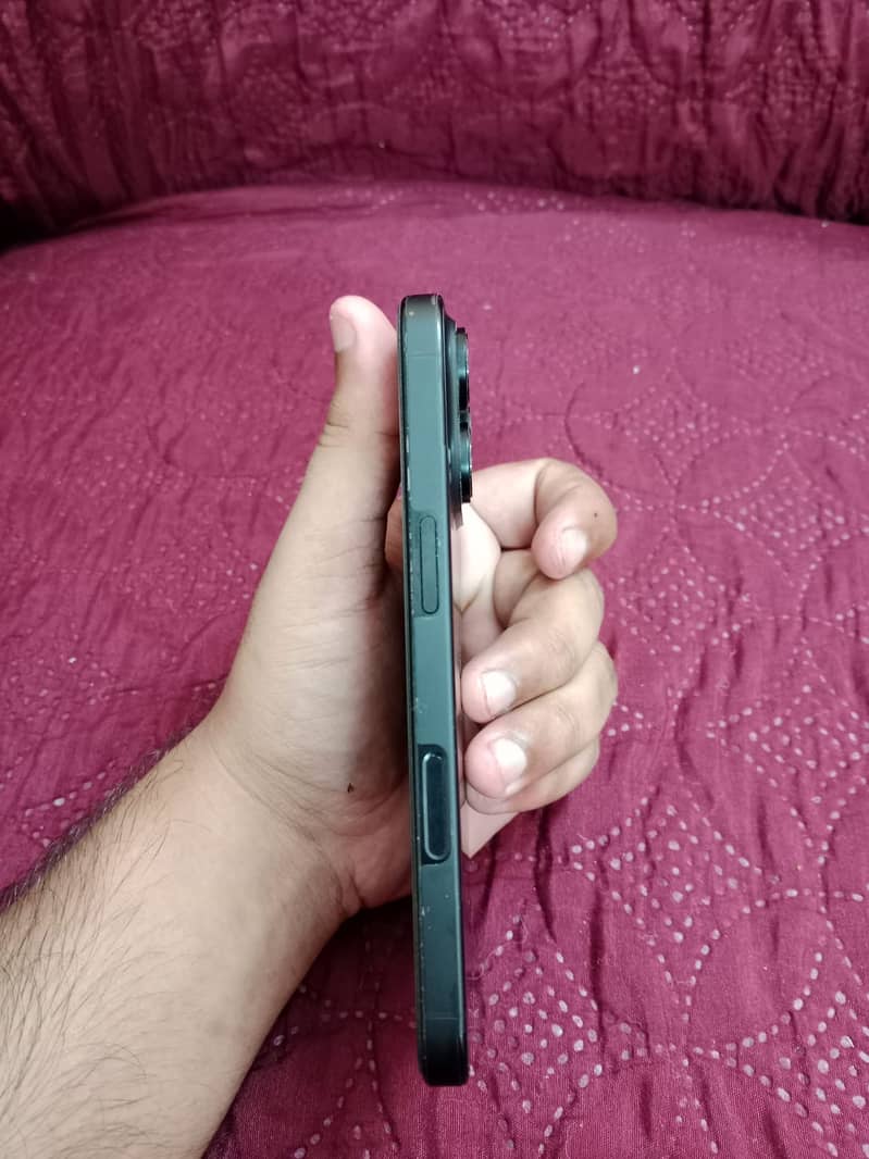 Apple iPhone 16 Pro 4
