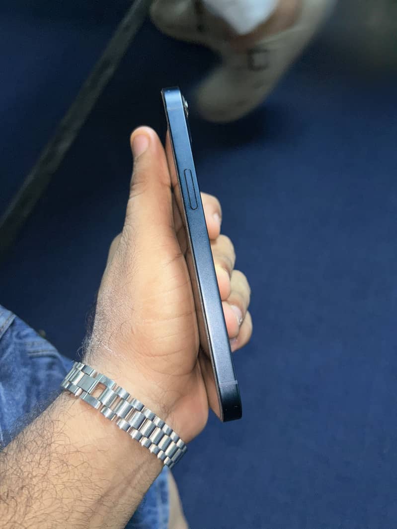 Apple iPhone 13 8