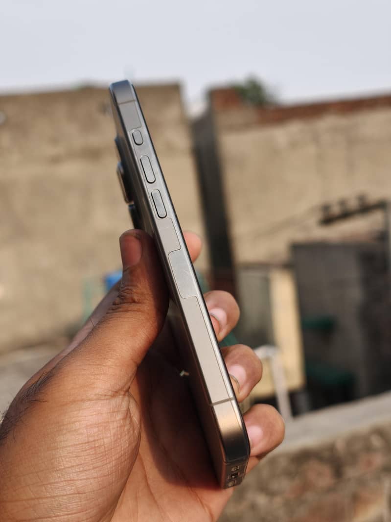 Apple iPhone 15 Pro 4