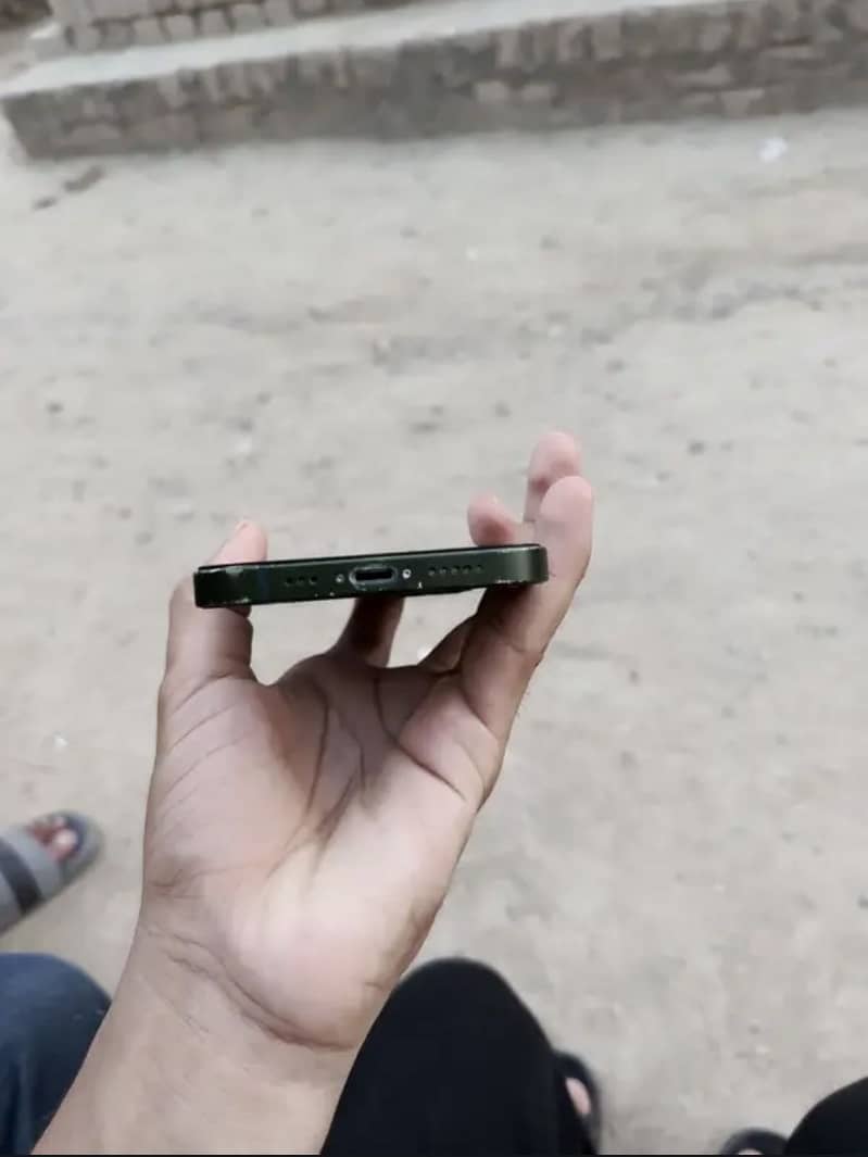 iPhone 13 4