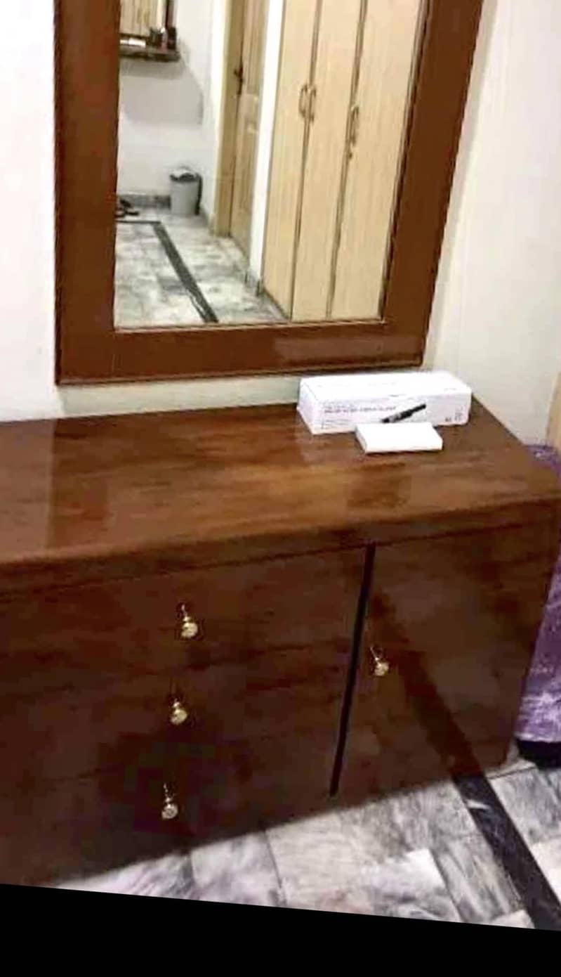 Dressing Table and Separate Mirror 0