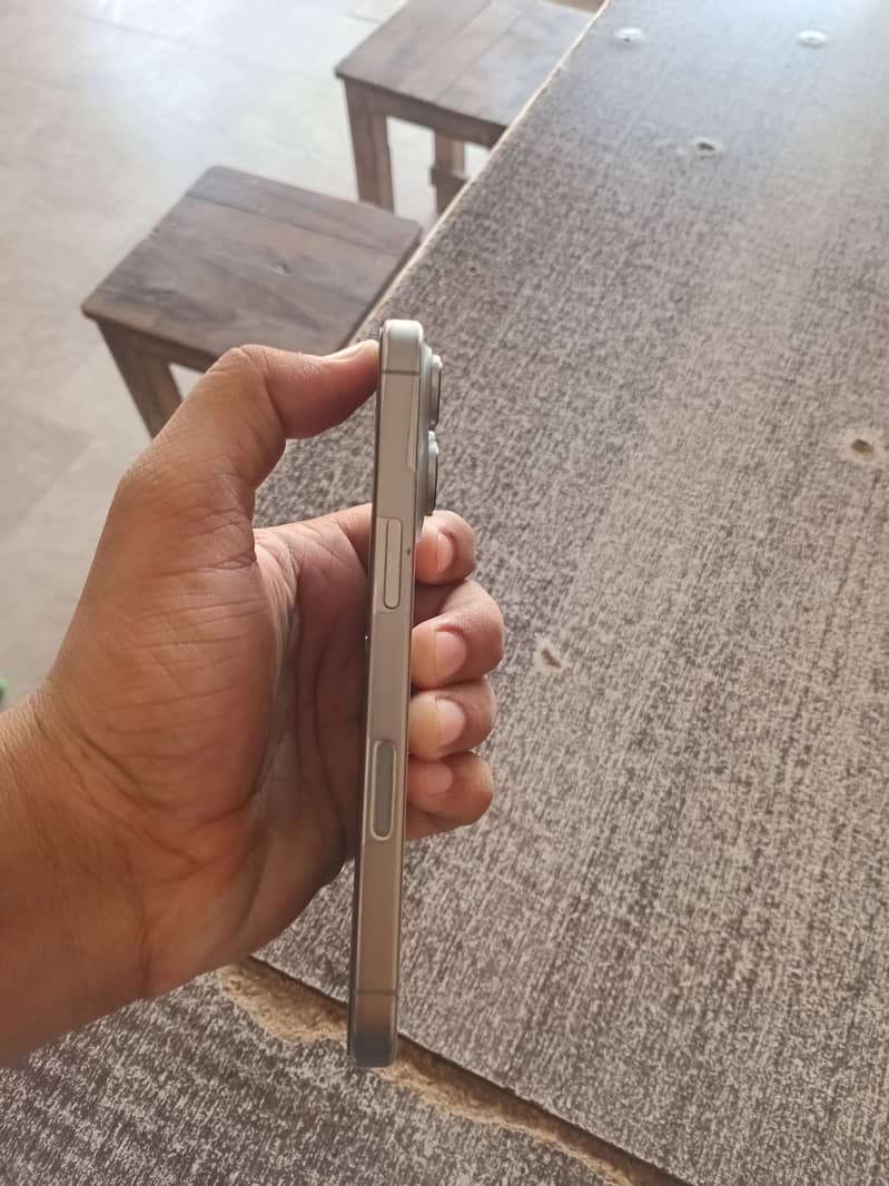 Apple iPhone 16 Pro 3