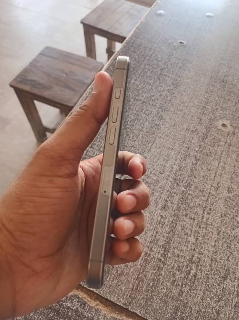 Apple iPhone 16 Pro 4