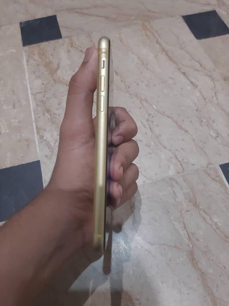 Apple iPhone 11 4