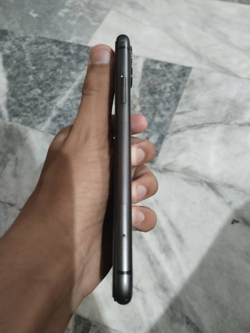Apple iPhone 11 4
