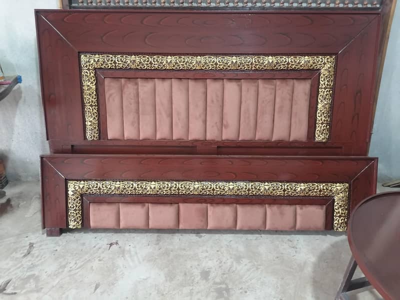 King size bed 0