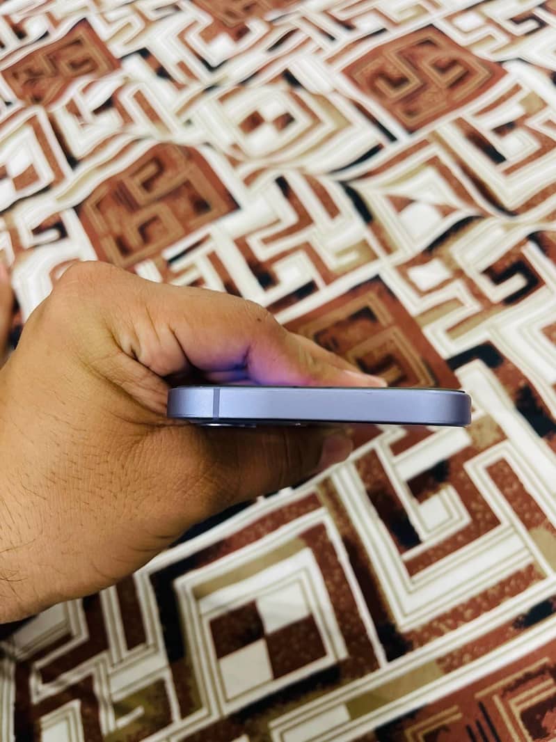 Apple iPhone 12 4