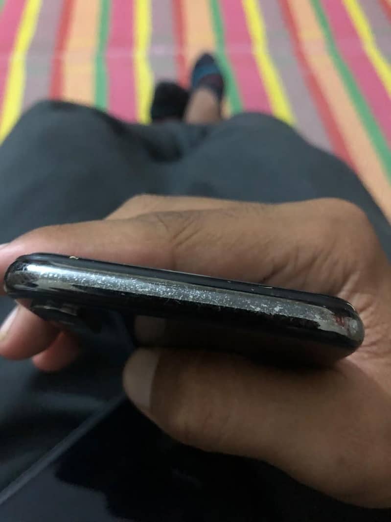 Apple iPhone X 4