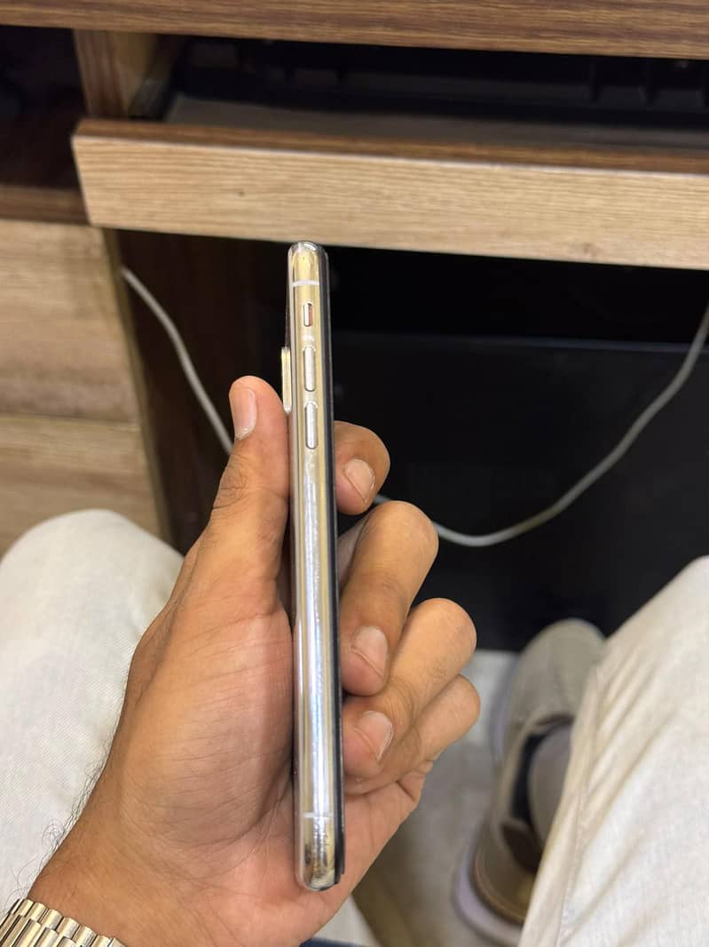 Apple iPhone X 4