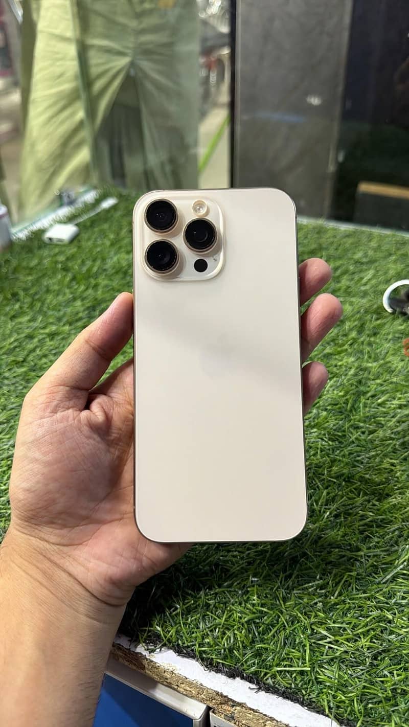 Apple iPhone 16 Pro Max 0