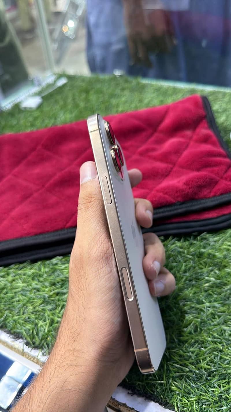 Apple iPhone 16 Pro Max 3