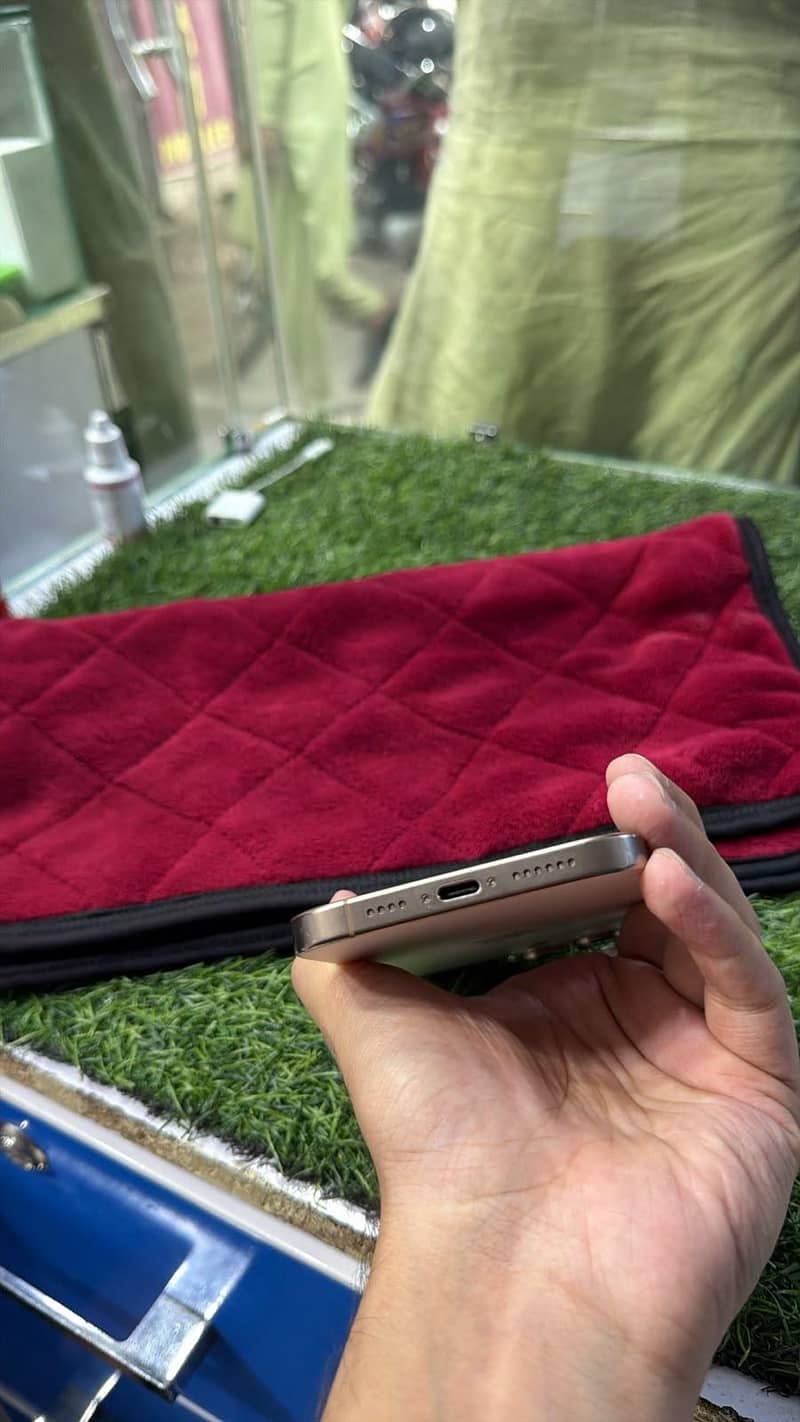 Apple iPhone 16 Pro Max 4