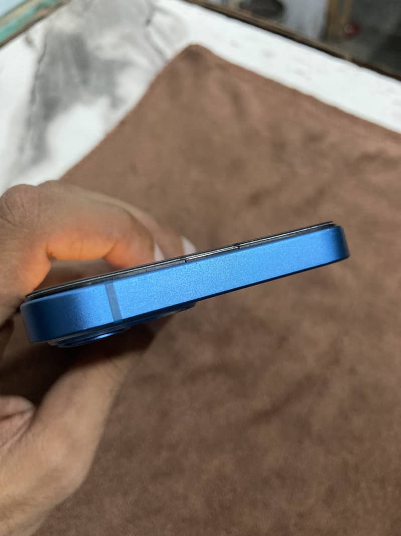 Apple iPhone 13 4