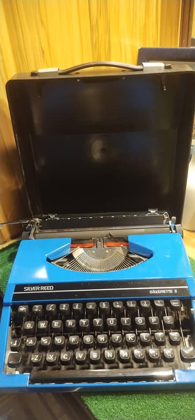 Vintage Silver Reed Silverette II Manual Typewriter Made in Japan