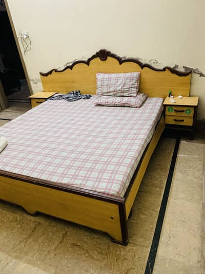 Wooden bed with out matresss