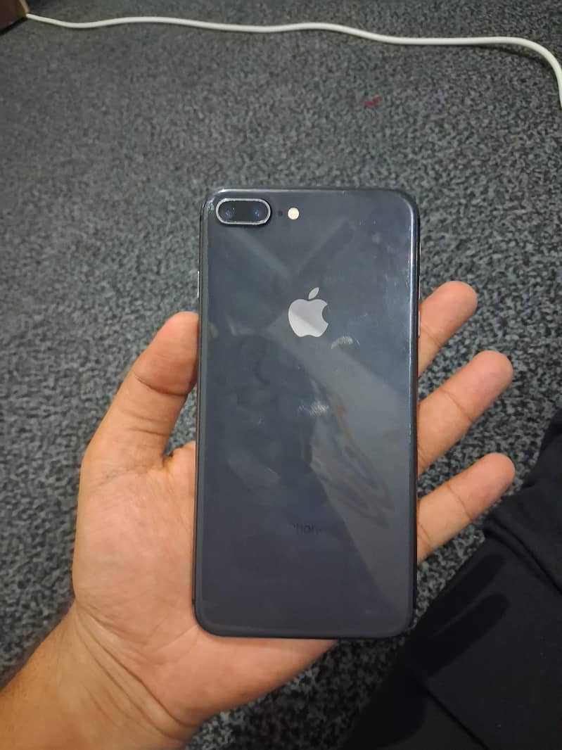 Apple iPhone 8 Plus 3