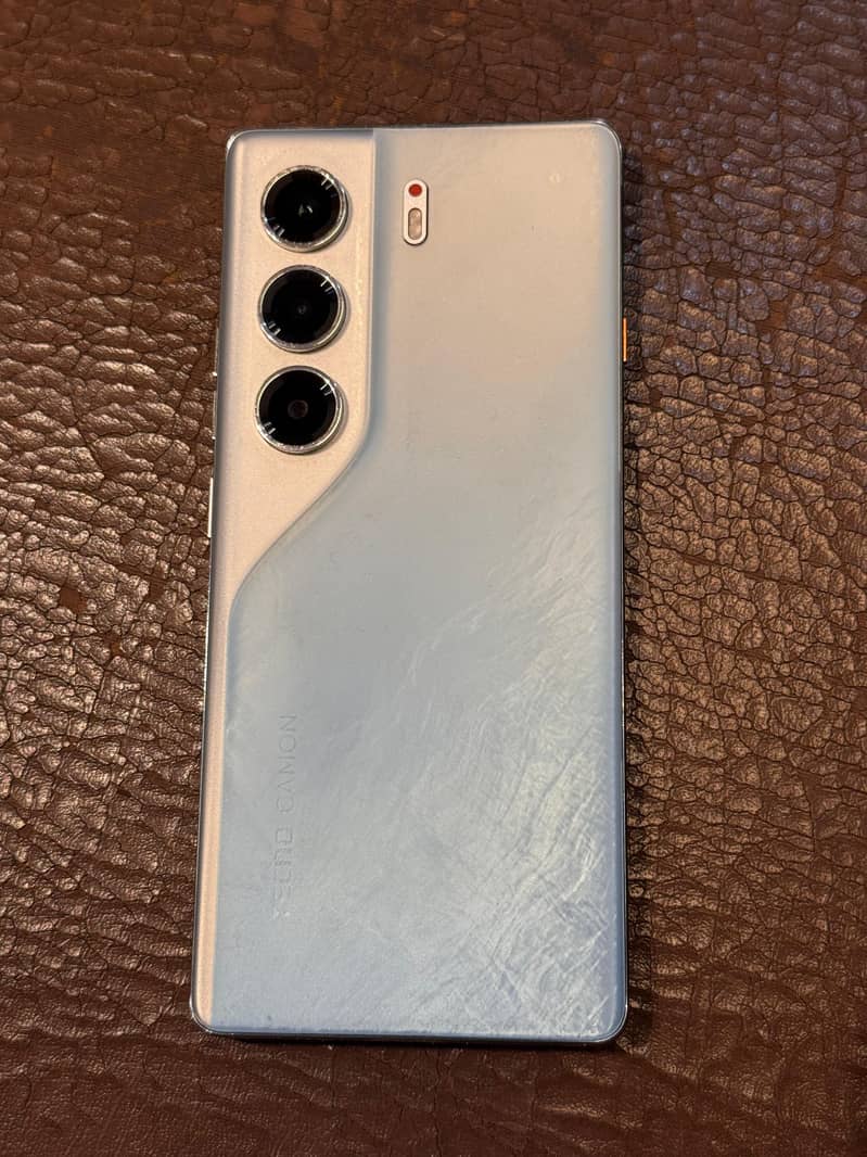 Tecno CAMON 40 Pro 1